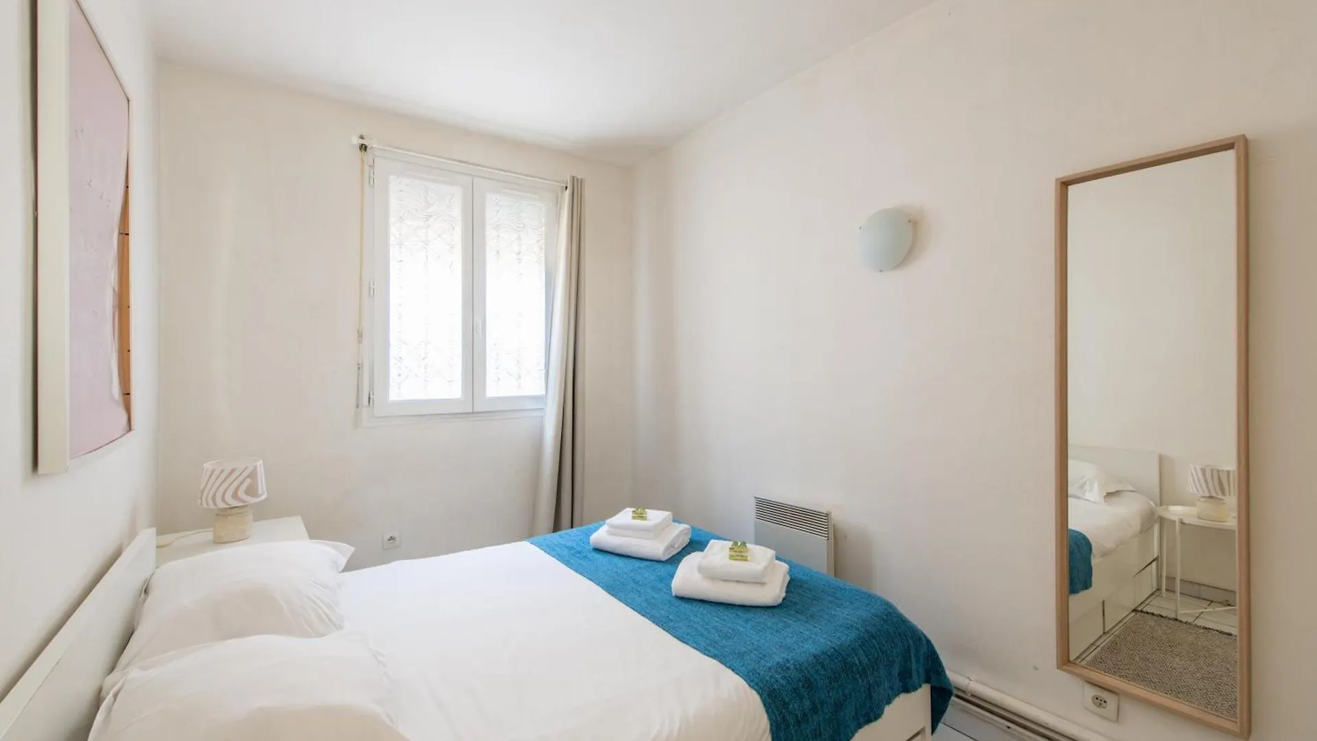 1 Bedroom Apartment Ideally Located Only 1 Minute To The Metro In Montmartre Neighbourhood Paris 0*,