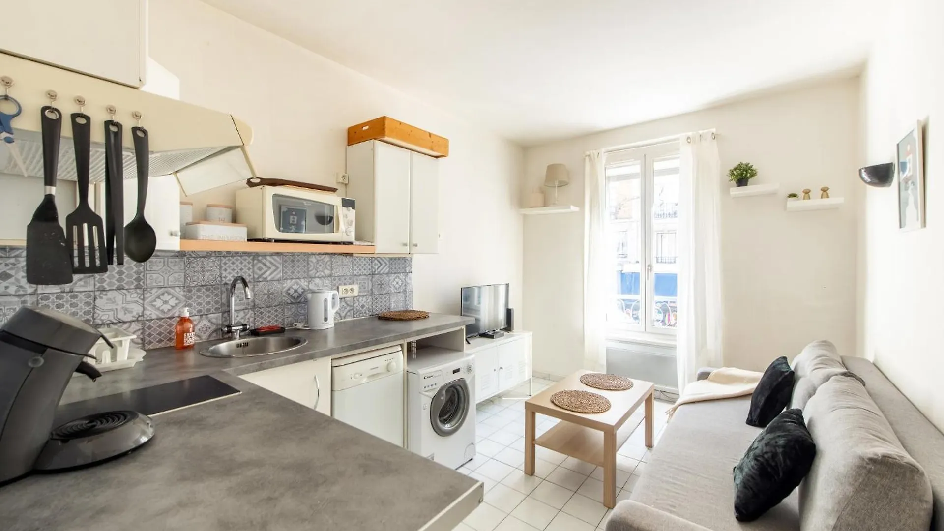 1 Bedroom Apartment Ideally Located Only 1 Minute To The Metro In Montmartre Neighbourhood Paris 0*,  France
