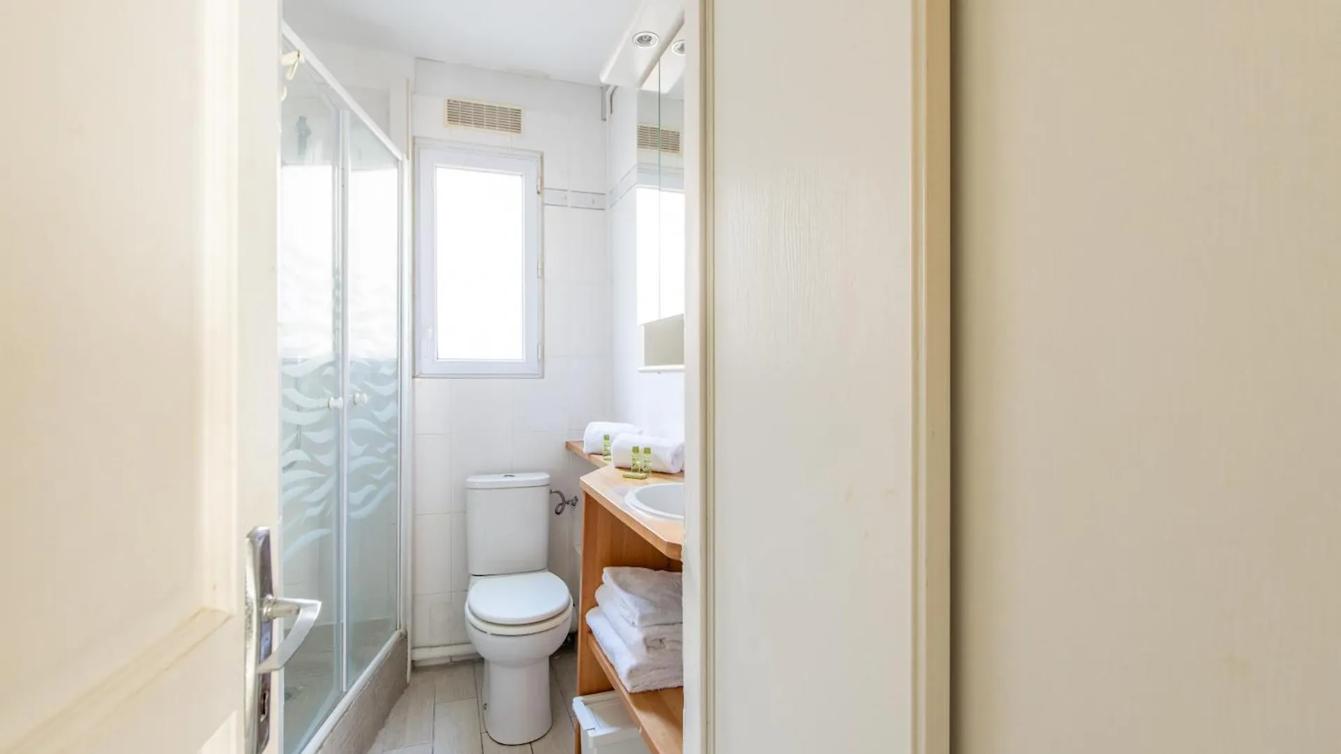 1 Bedroom Apartment Ideally Located Only 1 Minute To The Metro In Montmartre Neighbourhood Paris