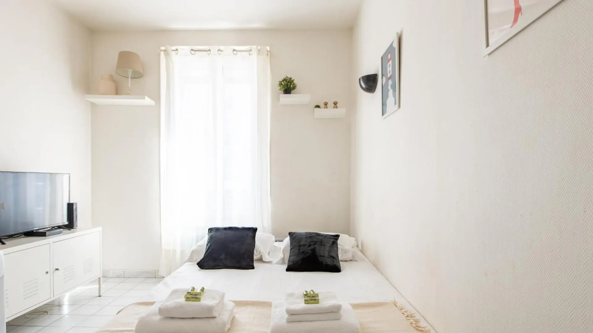 1 Bedroom Apartment Ideally Located Only 1 Minute To The Metro In Montmartre Neighbourhood Paris