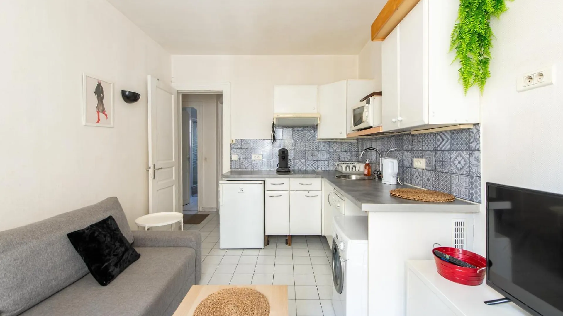 1 Bedroom Apartment Ideally Located Only 1 Minute To The Metro In Montmartre Neighbourhood Paris 0*,  France